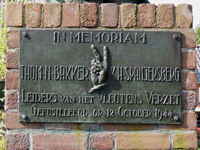 844017 Afbeelding van de tekstplaquette op het Verzetsmonument, ontworpen door Piet Jungblut uit 1952, op het Dokter ...